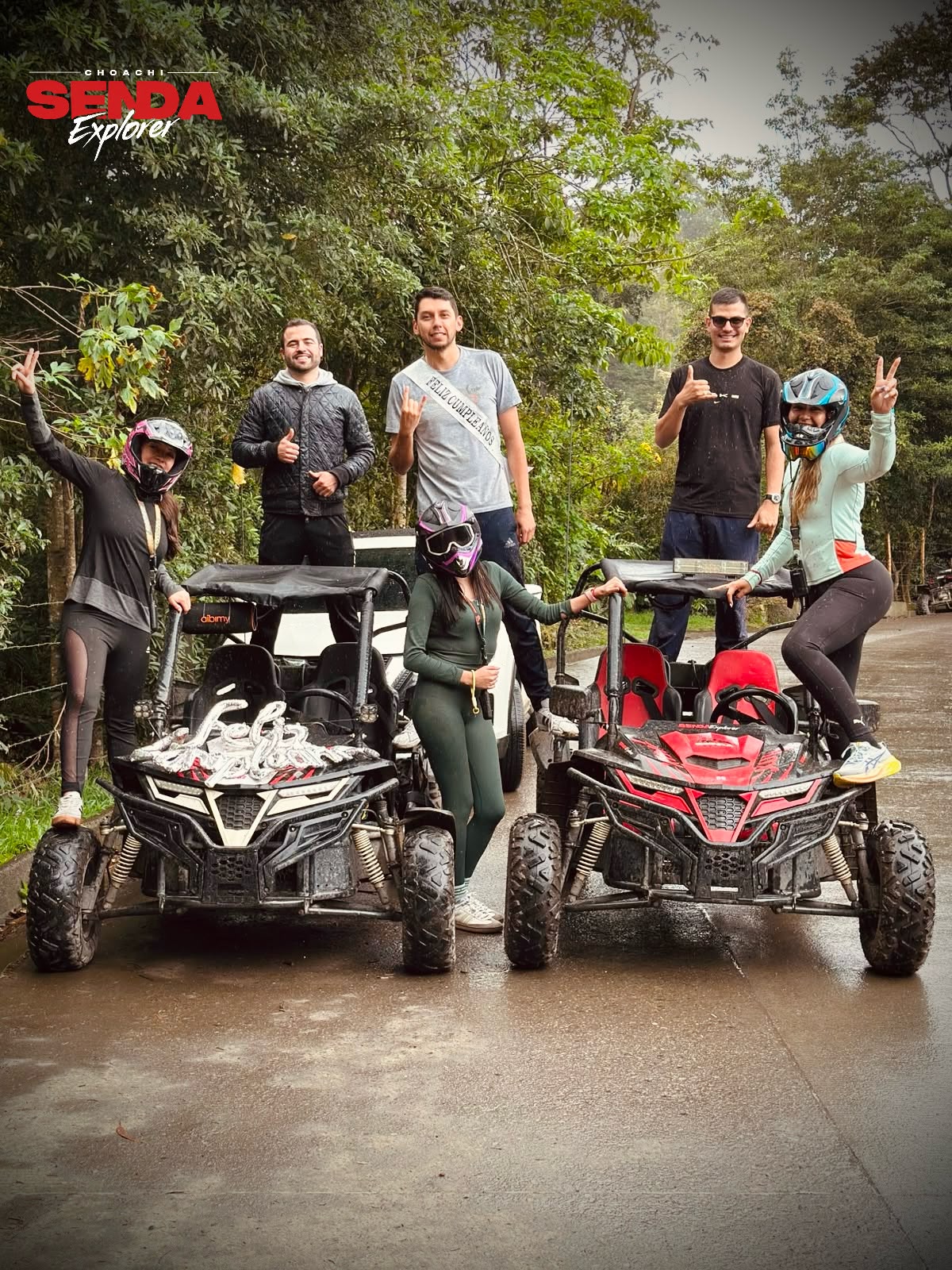 Grupo de amigos con dos buggies de Senda Explorer en la trocha de Choachí