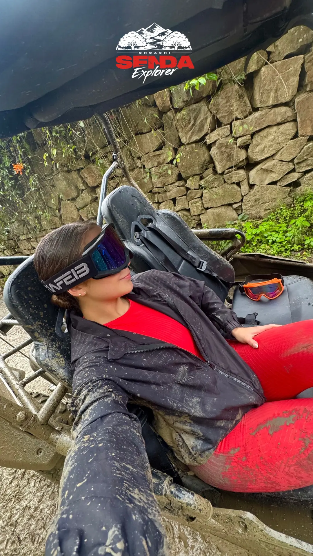 Dos pilotos embarrados después de la ruta en Choachí