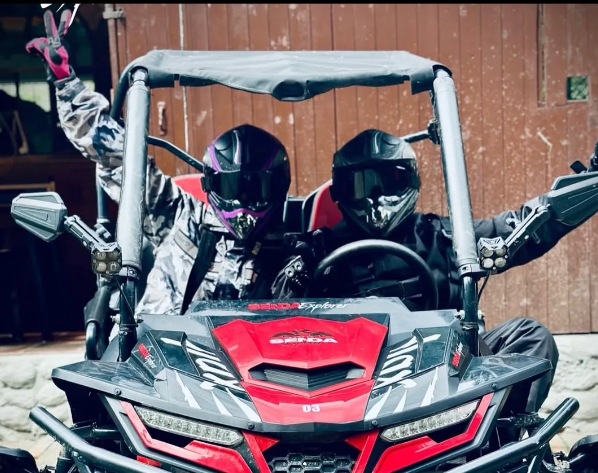 Buggy de Senda Explorer con dos pilotos listos para salir a la trocha en Choachí